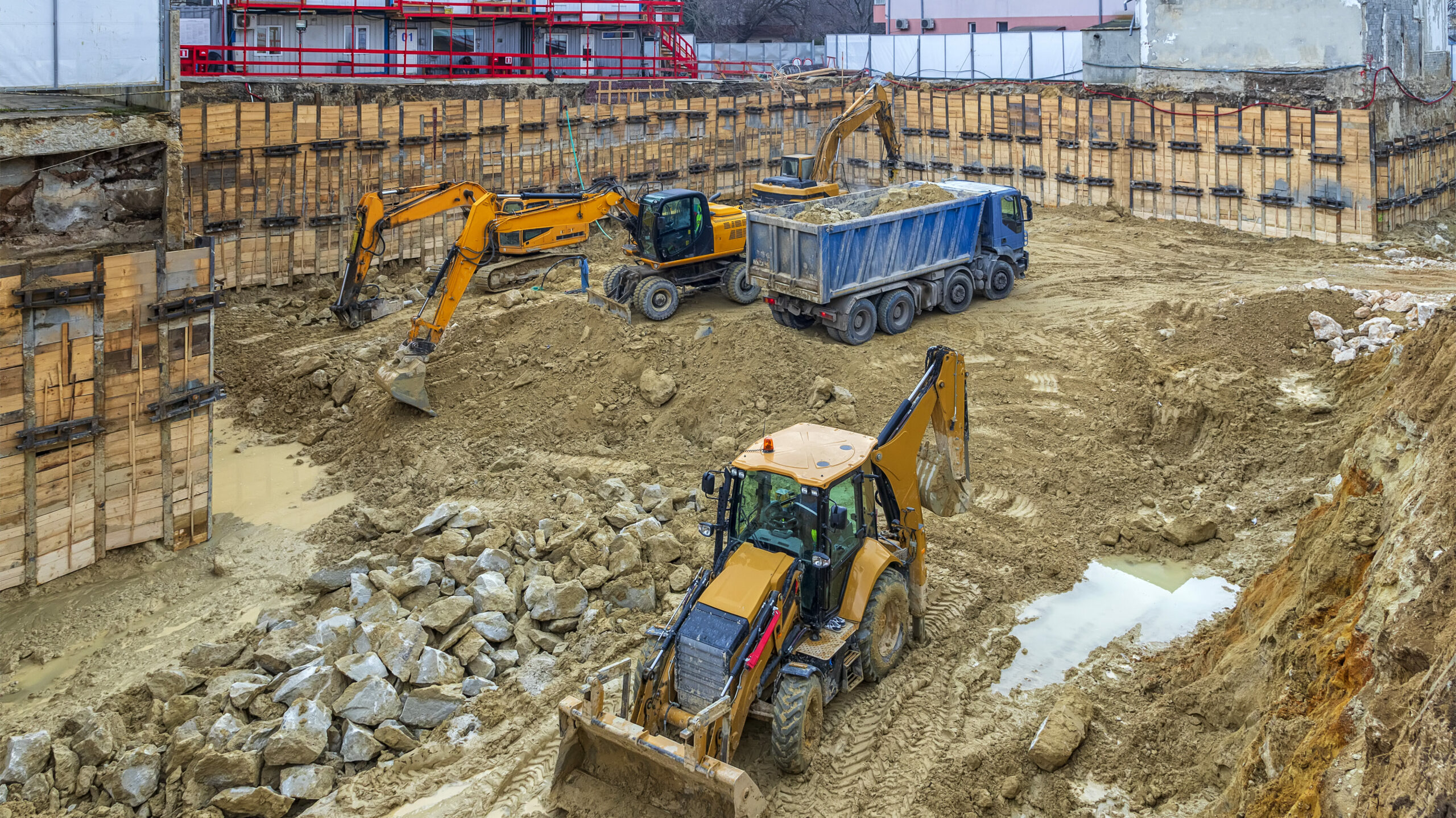 Chantier de construction sur lequel circulent plusieurs matériels de levage.