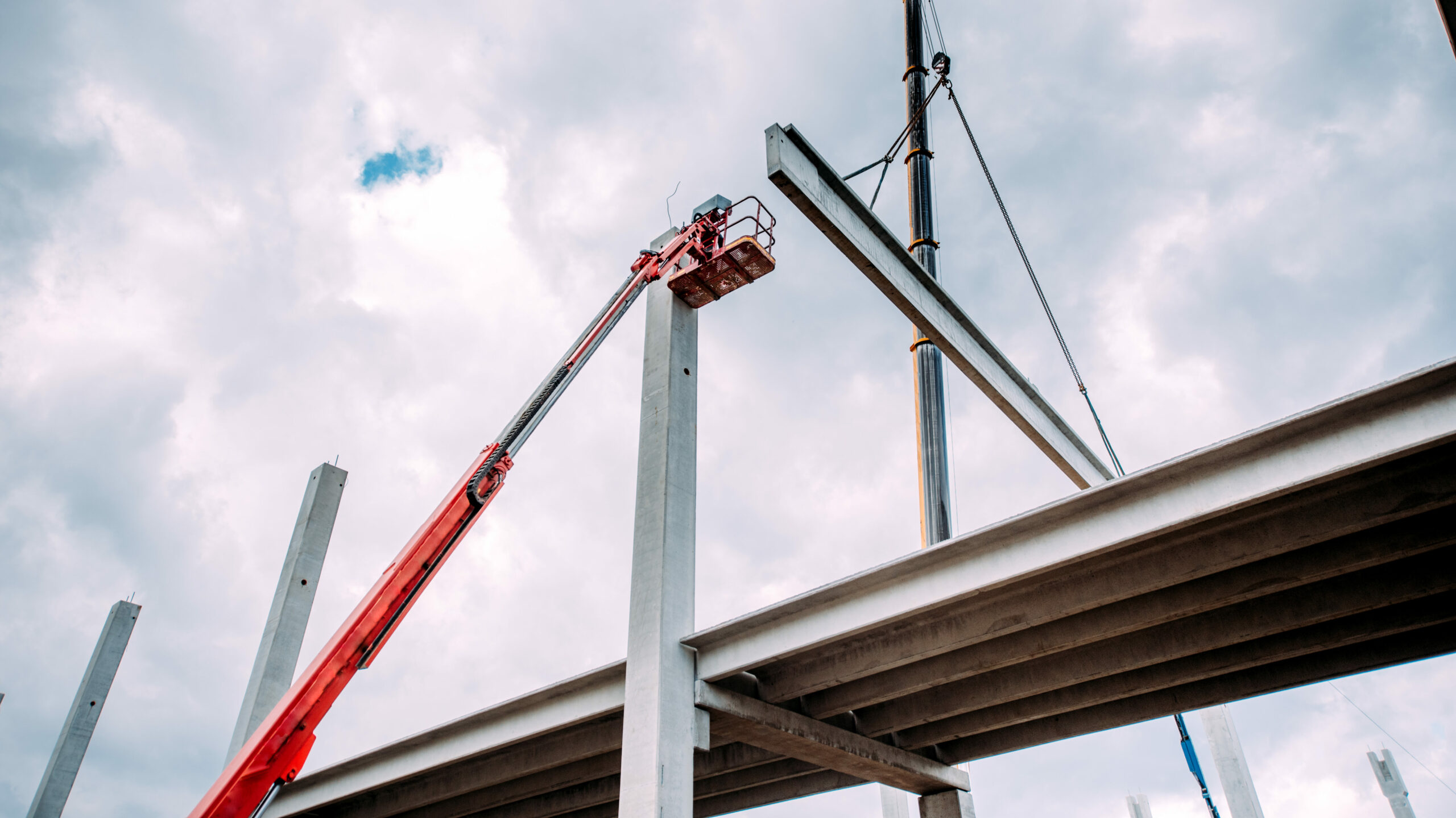 Nacelle PEMP en hauteur sur un chantier de construction