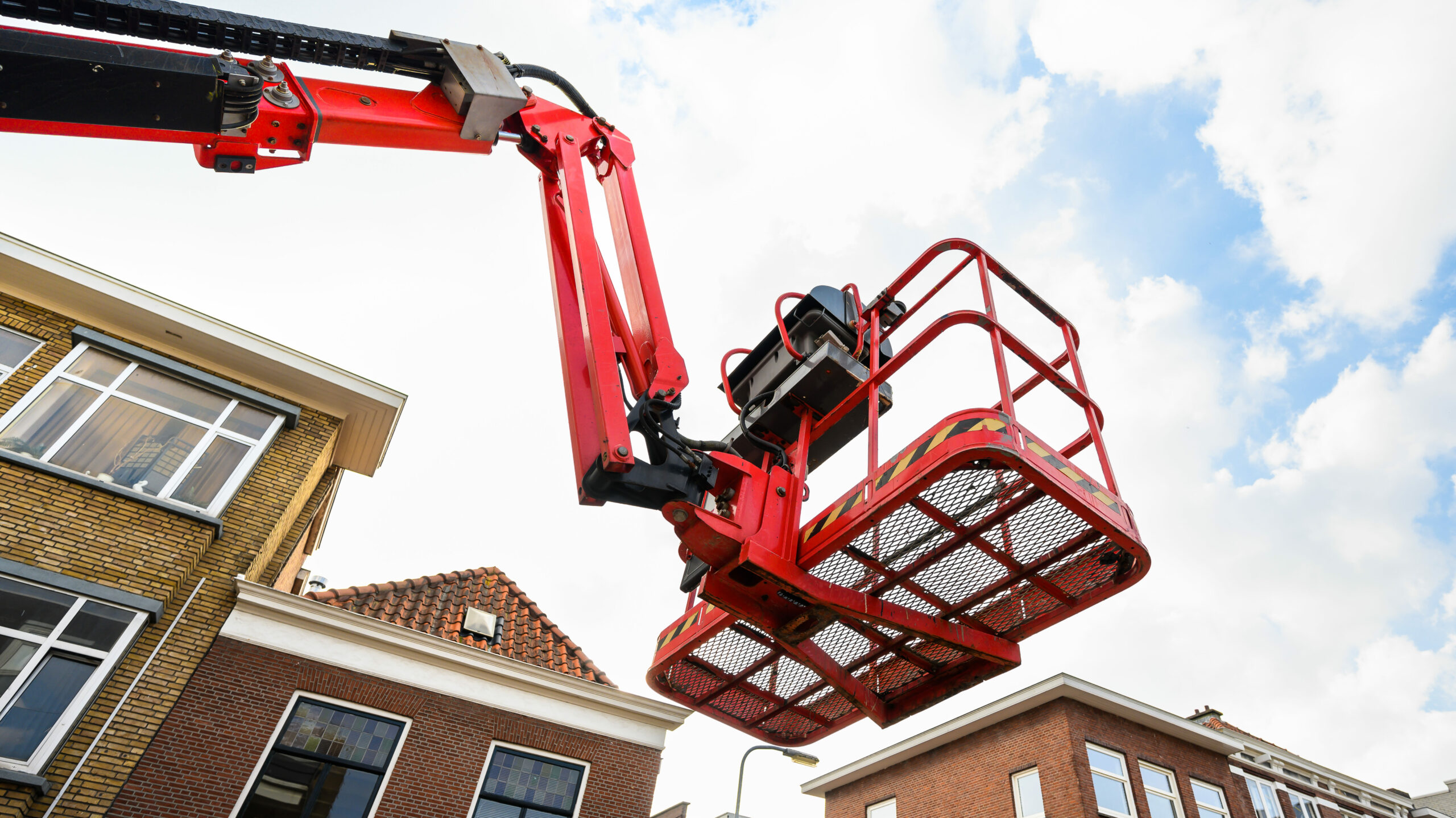 Nacelle PEMP vide dans la rue.