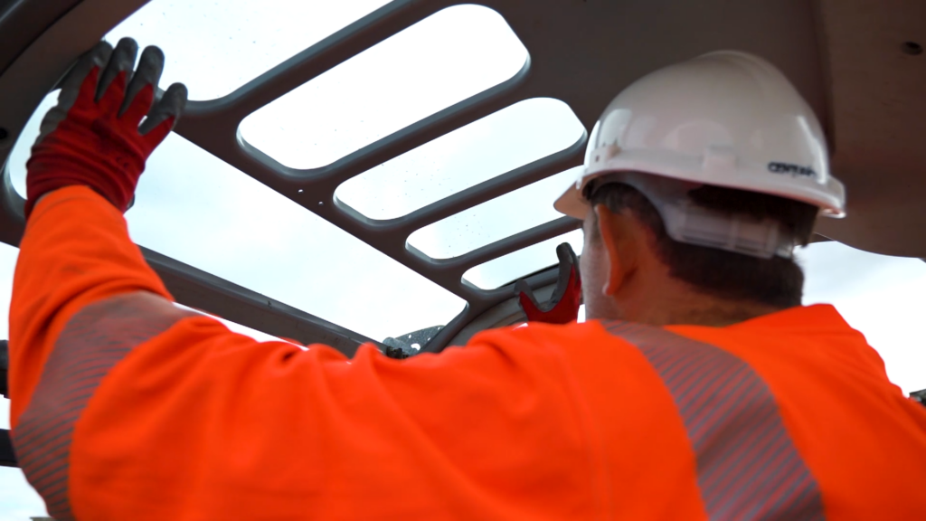 Inspection de la cabine de protection du poste conducteur d’un chariot élévateur lors d’une VGP
