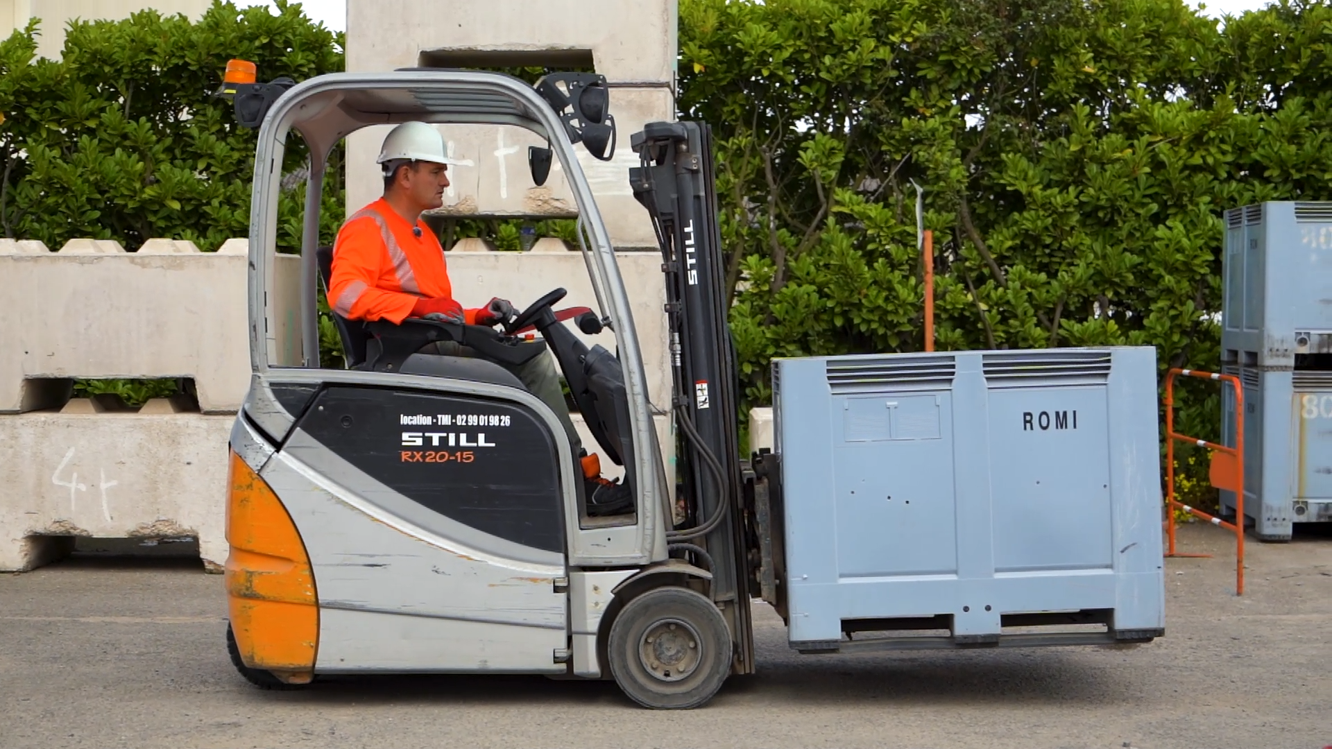 Conducteur utilisant un chariot élévateur lors d’une VGP pour vérifier les conditions du poste de conduite