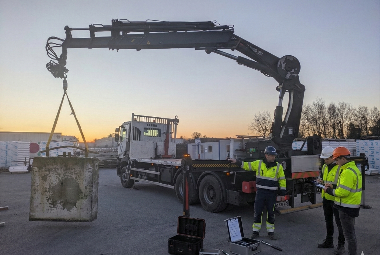 Vérification Générale Périodique d’une grue auxiliaire sur camion avec levage de charge et contrôle par technicien