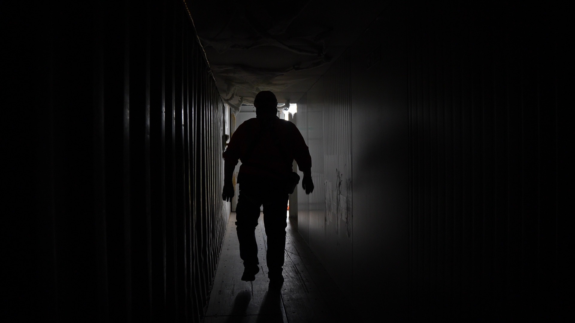 Un opérateur marche dans un tunnel.